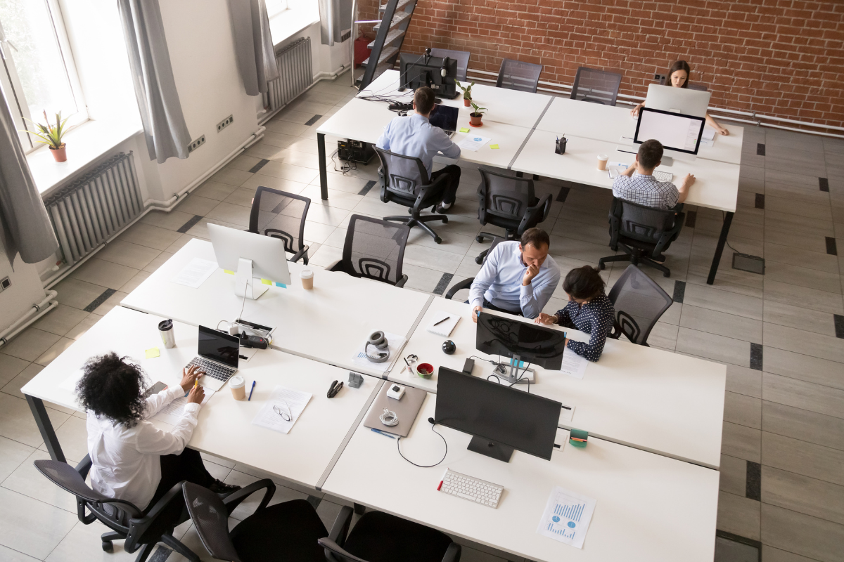 Bureaux modernes avec des employés heureux, représentant les meilleurs employeurs de France