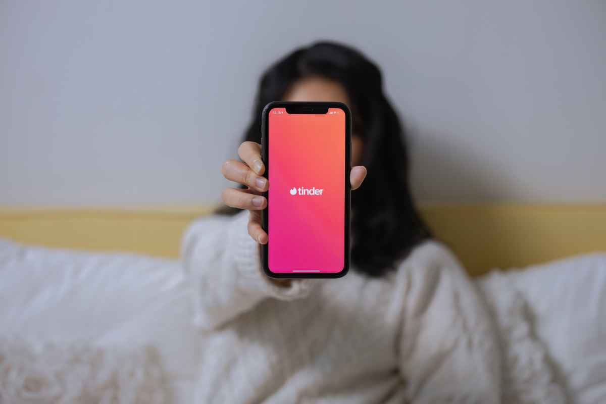 Écran de smartphone affichant une tentative de connexion à Tinder