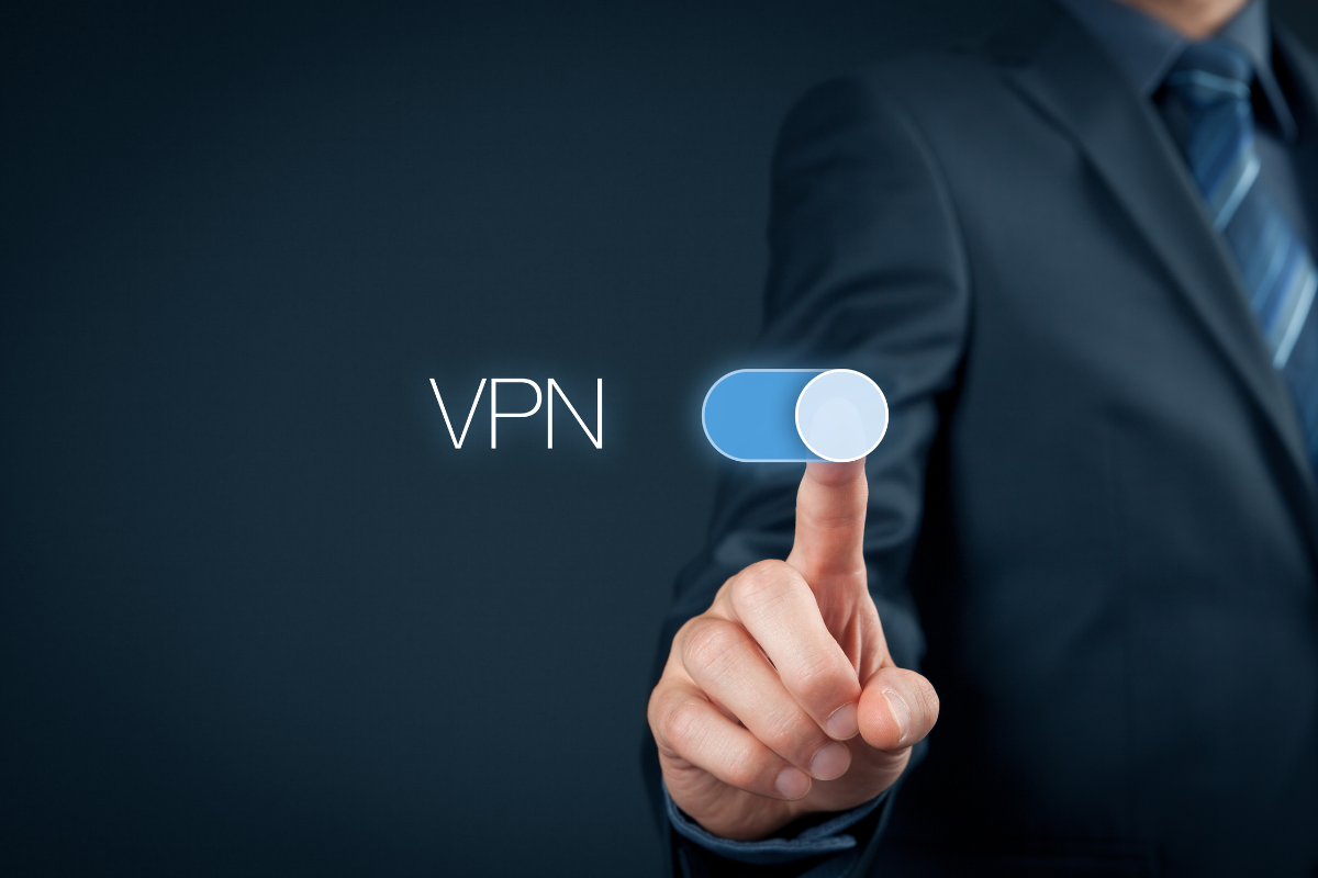 Personne utilisant un ordinateur portable avec une interface VPN active