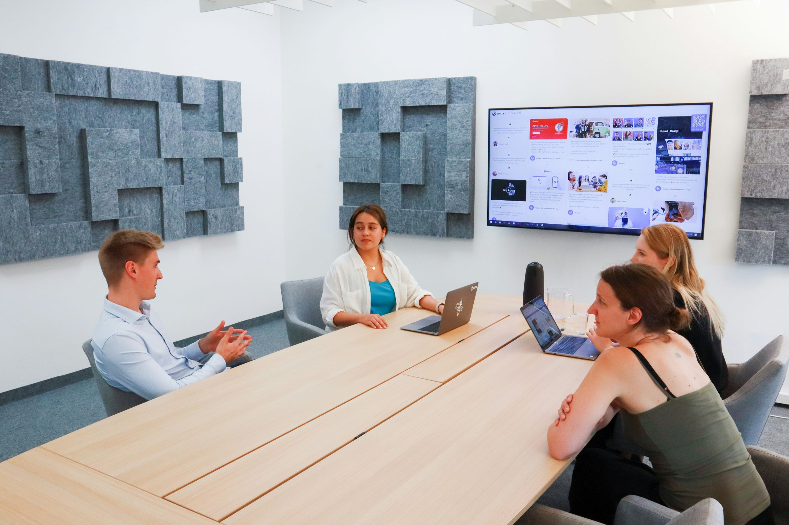 rendre vos réunions plus participatives avec ecran numerique interactif