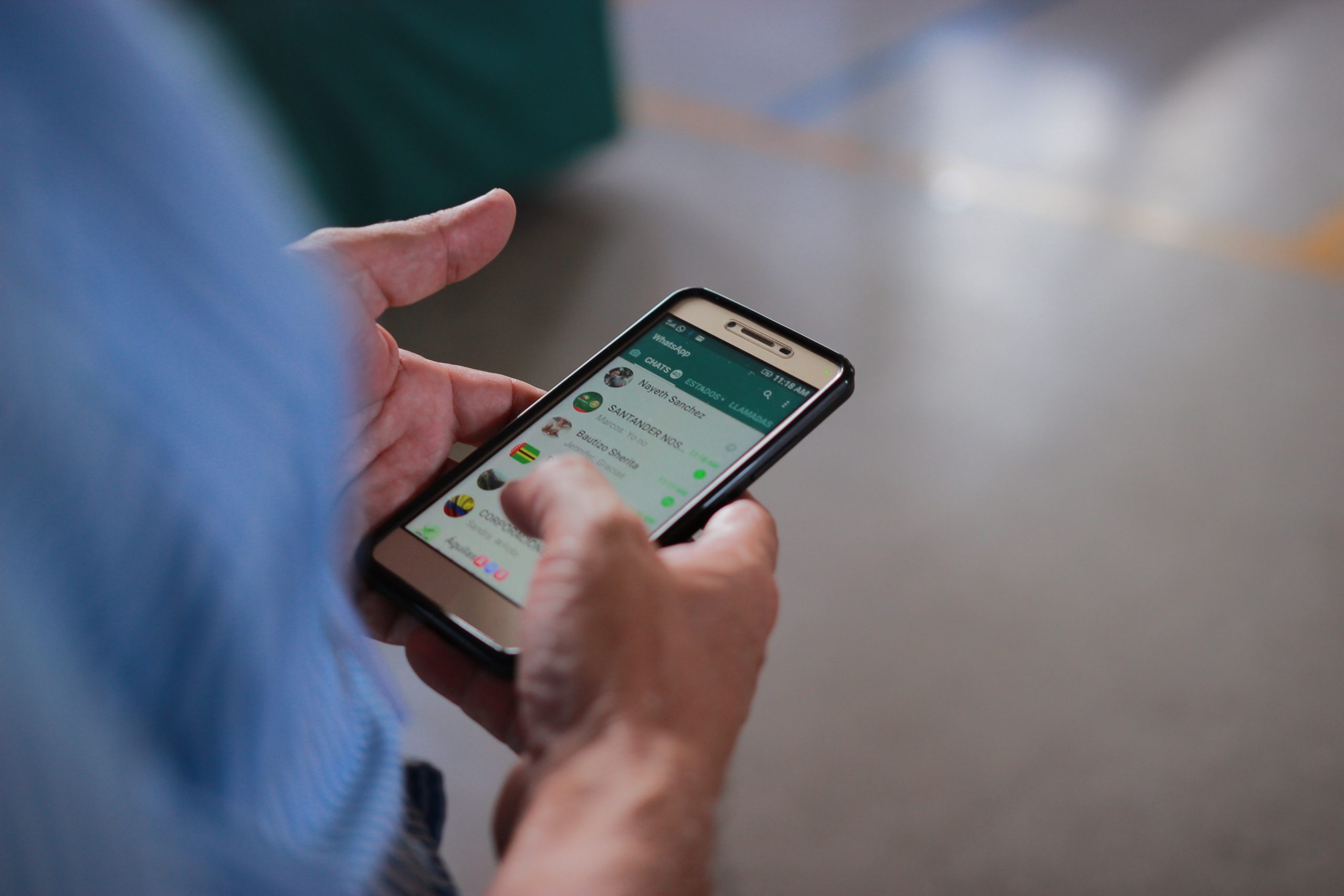 comment savoir si quelqu'un surveille votre présence en ligne sur WhatsApp